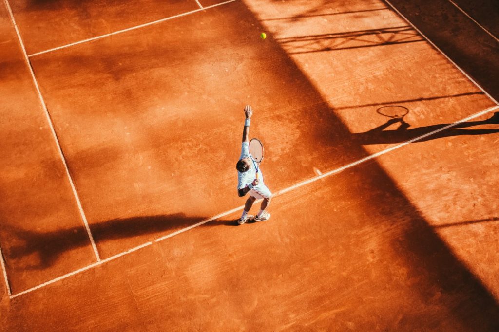 Tennisspieler beim Aufschlag