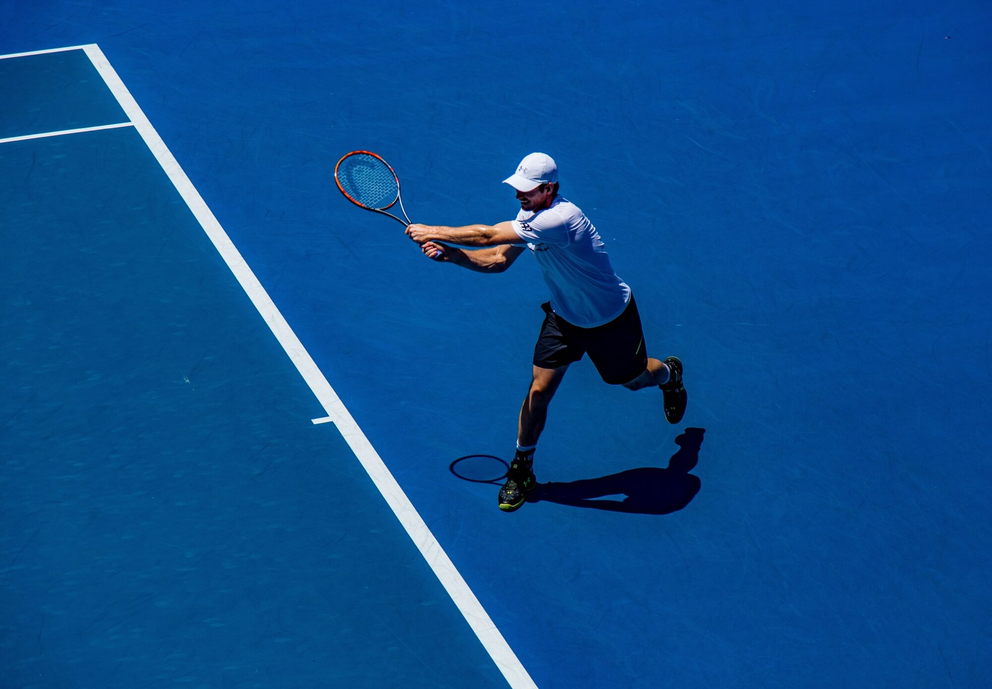 Person die Tennis spielt